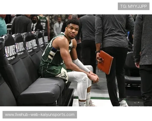 字母哥私下教小孩投篮，耐心十足被赞祖传好脾气