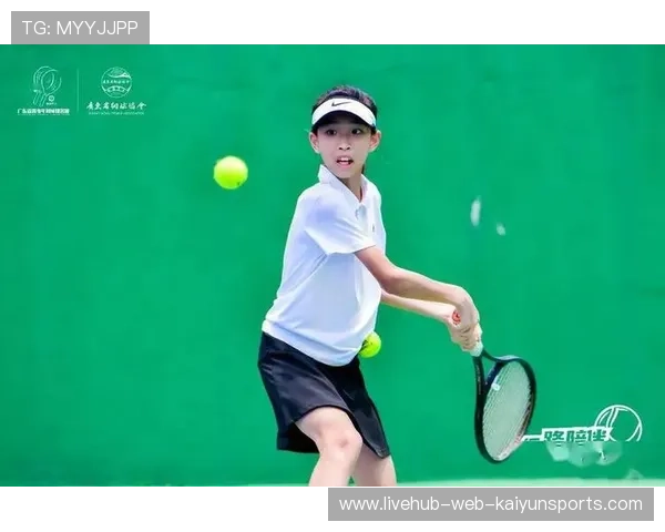 网球少年打出神奇旋转球，引爆赛场新奇迹