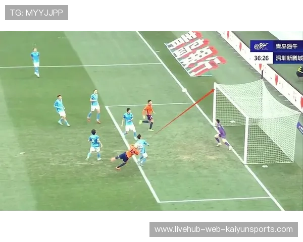 深圳新鹏城反击提速，边路一条龙低平球横扫门前